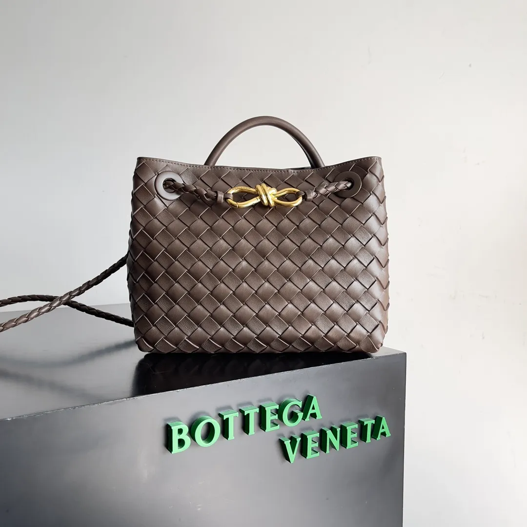 The 2023 new Andiamo batch of 1860 BV has been shipped‼ ️Really popular🔥The new Andiamo woven handbag launched by Bottega Veneta this season is really popular all over the world! ! Celebrities at home and abroad have worn it, and Oscar-winning actress Michelle Yeoh has taken it out on the street. Song Jia, Trai Yara, Yu Feihong, Sanji Ayaka, Rosie Hunting-Whiteley, Yoshioka Riho, etc. have all picked up this bag. It is classic and versatile, showing off its temperament, and the bag capacity is also large, which is very convenient for daily commuting! ! A variety of carrying methods, the shoulder straps can be adjusted by yourself, the original lambskin feels soft and delicate, and the neutral style is made to break gender boundaries and bring a more practical and longer-lasting use experience. Andiamo, which has both elegant and casual styles, perfectly interprets the true appearance of "fashionable old money style". Style number: 743568 Size: 25*22*10.5cm